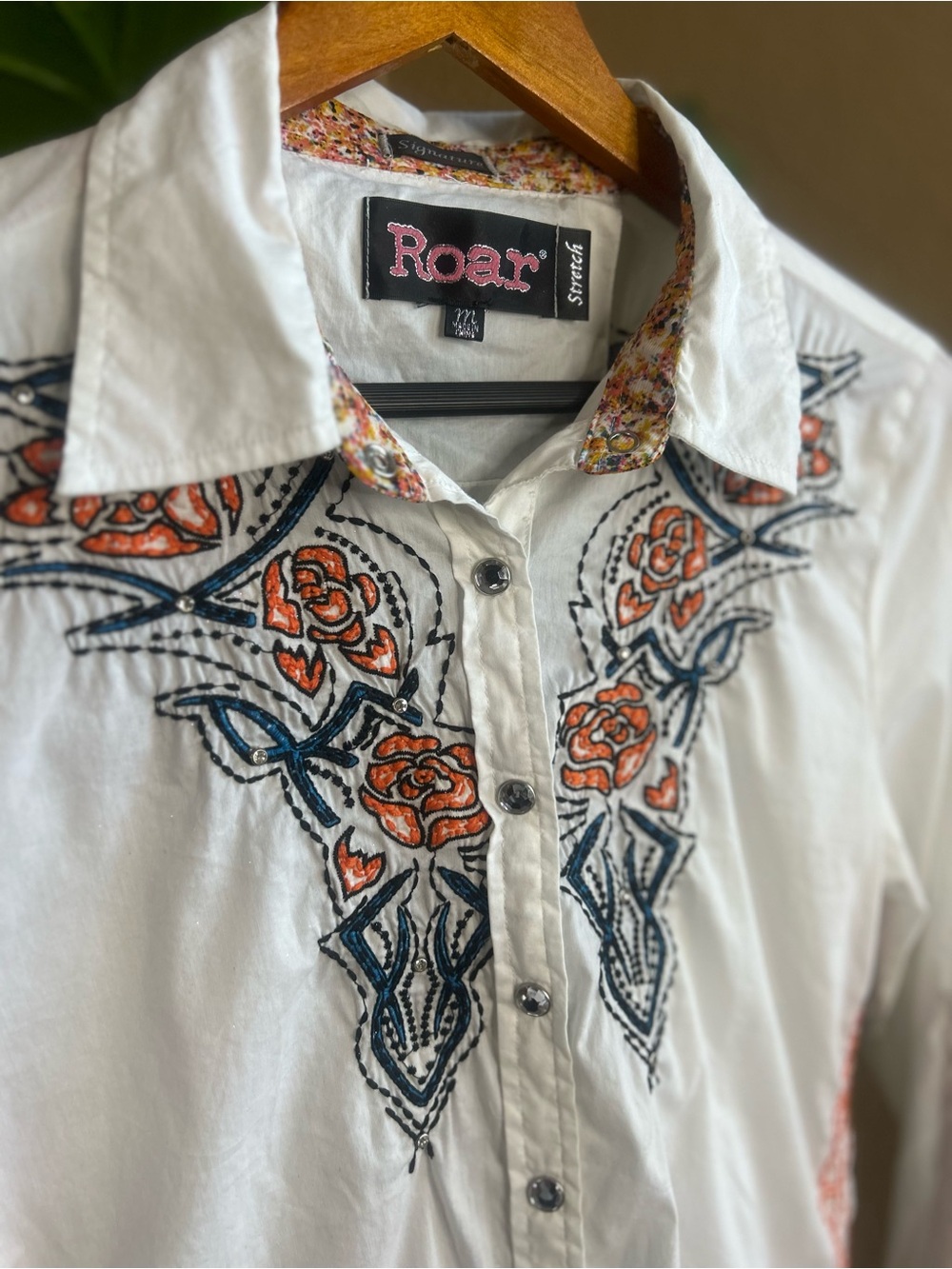 Roar white pearl snap shirt embroidered western medium